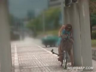 Ázijské bábika jazdenie the bike striekať všetko ju pička džúsy