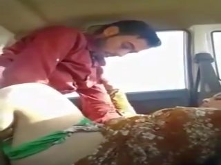 Tốt tìm kiếm pakistani strumpet hút một một thứ cuốc trong các xe hơi