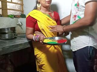 Holi равенство еротичен bhabhi ко color lagakar кухня стойка равенство | xhamster