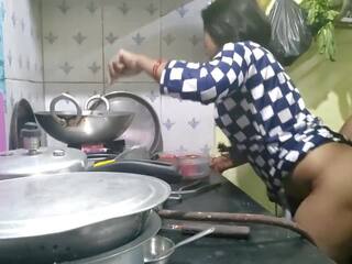 Indieši bhabhi cooking uz virtuve un brālis uz likums. | xhamster