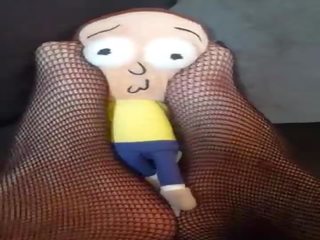 Giantess znaleziska malutkie człowiek pod kanapa i tramples i crushes go &lpar;morty plush&rpar;