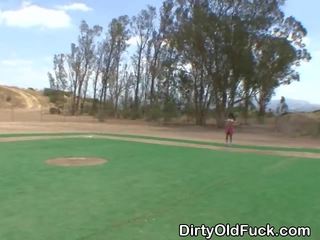 Stor pupper brunette tenåring på en baseball diamant