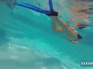Stor brunett eskortera godis swims underwater