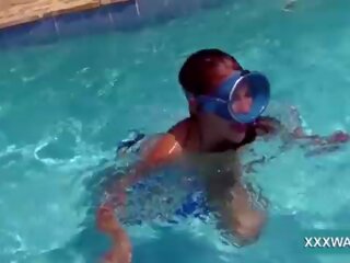 Grand ইউরোপীয় মেয়ে প্রহরা মিছরি swims নিচের পানি