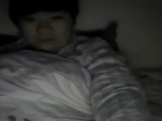 Китаянка молодий леді грає з манда befor ліжко