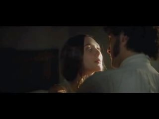 Elizabeth olsen vids sommige tieten in seks video- scènes
