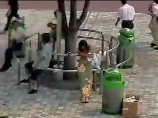 Mutevole in il strada - giapponese giovane fidanzata in pubblico primo parte