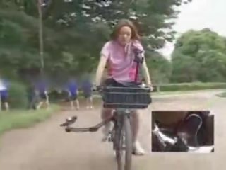 Japoneze zonjë masturbated ndërsa kalërim një specially modified seks kapëse bike!