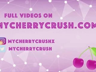 Atractivo pompis burlas en bragas y masturbándose con juguetes - cherrycrush
