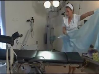Terrific sjuksköterska i solbränna nylonstrumpor och klackar i sjukhus - dorcel