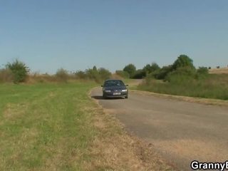 Hitchhiking 70 años viejo abuelita cabalgando borde del camino