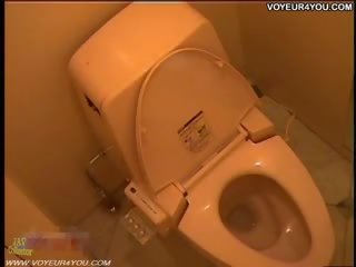 Skrytý kamery v the dievča toaleta izba