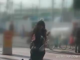 Началник японки enchantress мастурбира с дилдо на тя bike