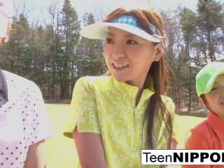 Hübsch asiatisch teenager mädchen spielen ein spiel von streifen golf: hd erwachsene film 0e