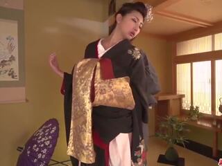 Mamuśka trwa w dół jej kimono na za duży chuj: darmowe hd seks film 9f
