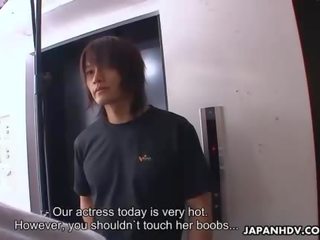 Reusachtig prik voor een uniformed japans tiener