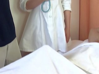 Aziatisch medisch practitioner eikels twee youths in de ziekenhuis