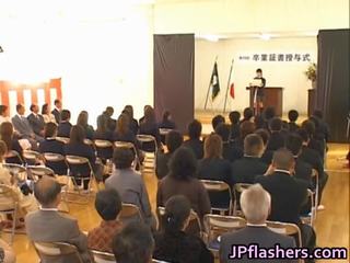Японки сладурче по време на graduation
