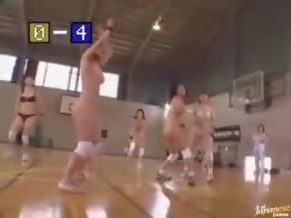 아마추어 아시아의 소녀 놀이 벌거 벗은 농구