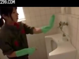 Mosaic: luštne cleaner daje geek fafanje v lavatory 01