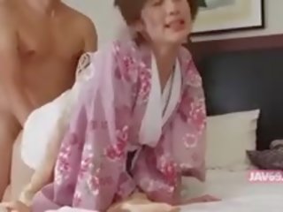 Bonita provocativo coreana joven mujer embistiendo