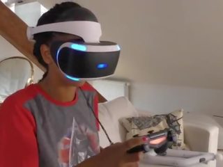 Isabel har en ny spel i henne playstation vr men hon needs&period;&period;