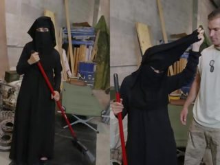 Tour of latinos - muslim woman sweeping lantai gets noticed by desiring amérika soldier