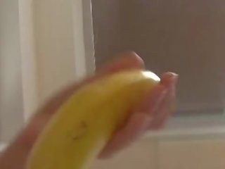 How-to: młody brunetka kochanie uczy za pomocą za banan