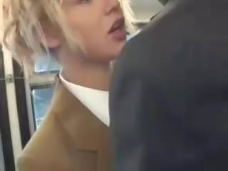 Cô gái tóc vàng bé hút á châu kẻ thành viên trên các xe buýt