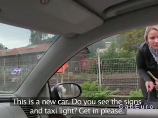 เทียม รถแท็กซี่ driver fucks บลอนด์ กลางแจ้ง จาก หลัง
