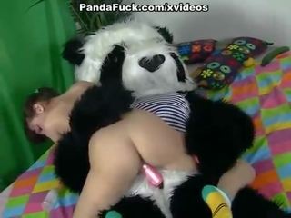 מכשף שחרחורת adolescent מפתה panda דוב