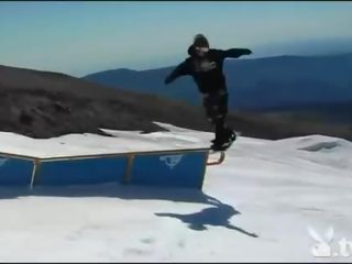 Grand badass মেয়েরা snowboarding যখন নগ্ন