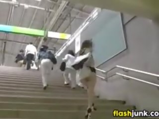 Kuliste lassie çıplak içinde sarılı üzerinde bir metro