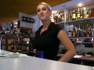 Barmaid lenka bušil s a cizinec