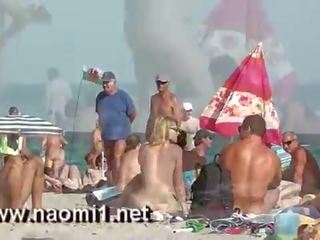 Naomi1 handjob en unge fellow på en offentlig strand