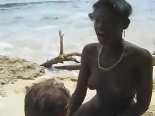 Haarig afrikanisch dame fick euro mädel im die strand