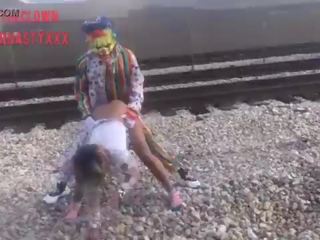 Payaso fucks bata babae sa tren tracks