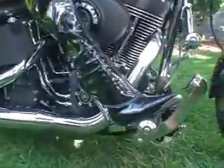 2 holky revving motorcycle v boty, volný dospělý film ee
