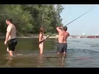 Telanjang fishing dengan sangat menawan penis di belahan dada remaja elena