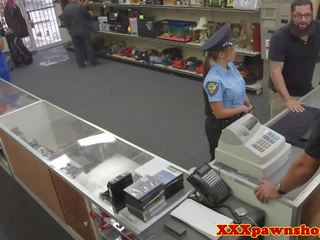 Real pawnshop xxx film me bigass polic në uniformë