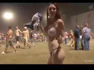 メガン アスレチック アマチュア ブルネット 脱衣 と ウォーキング で 下着 と 裸 屋外 と で 公共