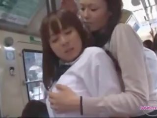 Teenager bekommen sie titten und arsch gerieben caressing nippel gesaugt auf die bus